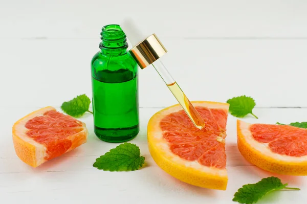 Offene Flasche Mit Pipette Gefüllt Mit Kosmetischem Verjüngungsmittel Grapefruit Serum — Stockfoto