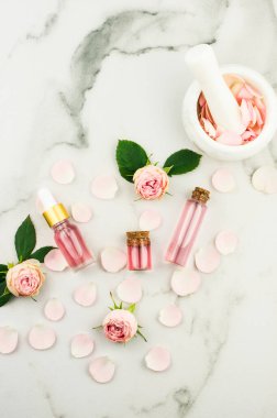 Kozmetik gül yağı ya da cam şişelerdeki gerekli yağ, havan ve gül yapraklı tokmak. Doğal yüz bakımı kavramı