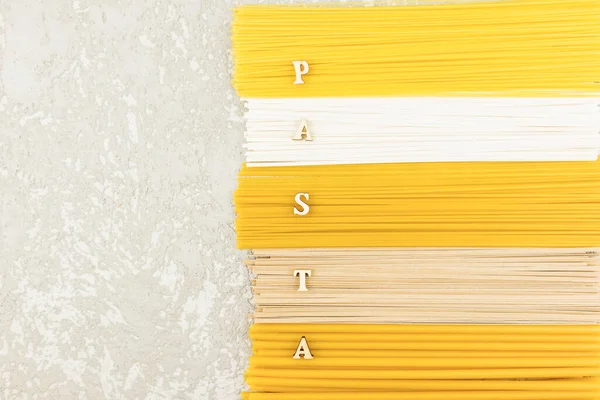 Vista Superior Pasta Italiana Seca Fideos Espaguetis Sobre Fondo Gris — Foto de Stock