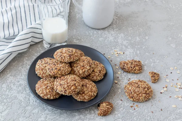 Oatmeal Biscuits Flax Seeds Sesame Raisins Dark Plate Glass Milk — стоковое фото