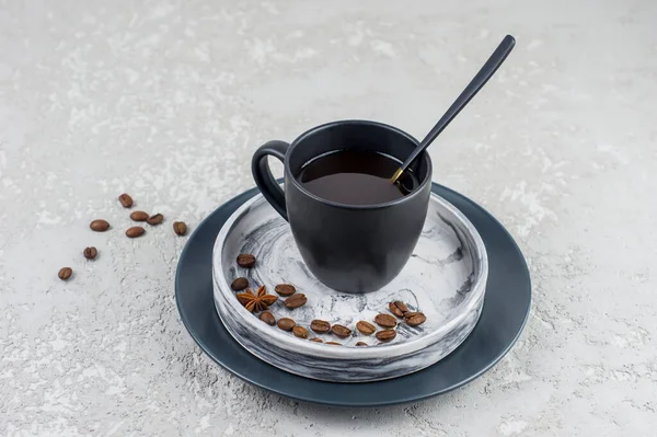 Una Taza Cerámica Oscura Con Expresso Una Bandeja Yeso Con — Foto de Stock