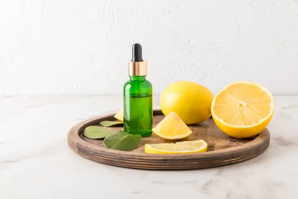 Eine Flasche Grüne Glaspipette Mit Natürlichem Zitronenöl Oder Kosmetischem Serum — Stockfoto