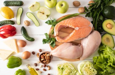Yüksek miktarda E vitamini ve diyet lifli sağlıklı yiyecekler. Yemek geçmişi. Taze somon bifteği, tavuk fileto, fındık, yumurta. en üstteki görünüm