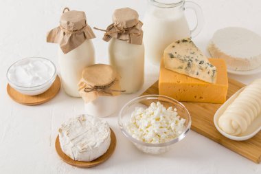 Beyaz arka planda çeşitli süt ürünleri. Sağlıklı bir yaşam tarzı için protein, vitamin ve eser elementler. açıyı kapat