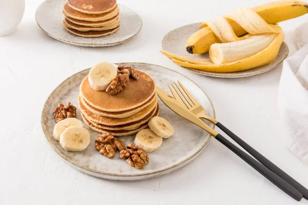 Uma Pilha Panquecas Grossas Uma Placa Cerâmica Com Bananas Nozes — Fotografia de Stock