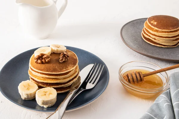 Desayuno Mañana Mesa Dos Platos Oscuros Con Pasteles Frescos Panqueques — Foto de Stock