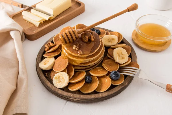 Delicioso Café Manhã Prato Monte Panquecas Diferentes Com Mel Banana — Fotografia de Stock