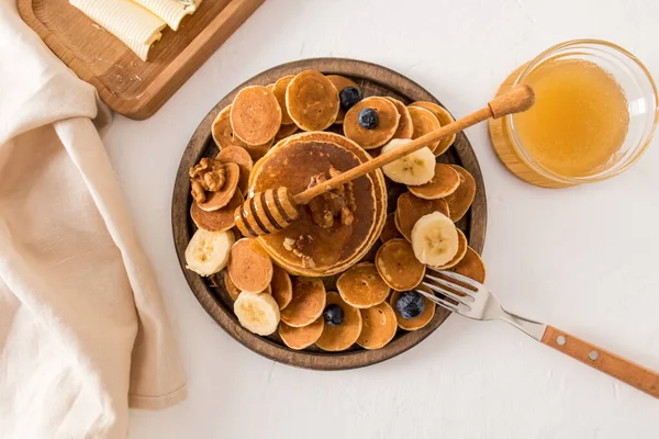 Originální Trendová Snídaně Velkém Dřevěném Podnosu Sortiment Palačinek Medem Banánem — Stock fotografie