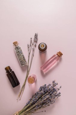 düz dikey kompozisyon ve lavanta çiçeklerinin kozmetik ürünü. Doğal öz bakım. aromaterapi, spa tedavileri
