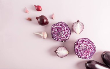 Mor arka planda mor sebzelerin düz düzeni. Tek renk. Üst Manzara. boşluğun bir kopyası