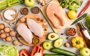 Doymamış yağ asitleri içeren kullanışlı ürünlerle birlikte düz bileşim. Omega 3, somon bifteği, avokado, fındık, yumurta. gri arkaplan