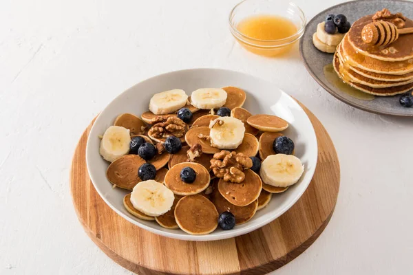 Comida Tendência Mini Panquecas Com Bagas Partes Banana Boliche Uma — Fotografia de Stock