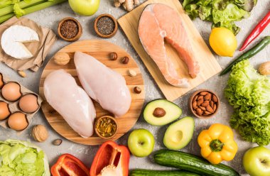 Arka planda keto ya da ketojenik diyetin üst görüntüsü. Yüksek protein içeriği ve iyi bir yağ kaynağı olan gri sağlıklı yiyecekler.