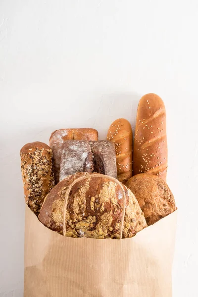 白を基調としたパン屋さんで焼きたてのパンがいっぱい 廃棄物ゼロ エコショッピングと配信の概念 垂直平面図 ロイヤリティフリーのストック画像