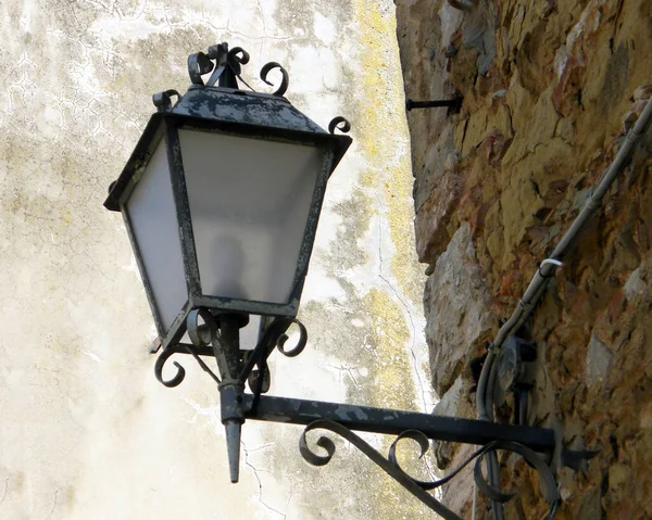 lampione storico in ferro battuto per illuminazione stradale di borghi italiani