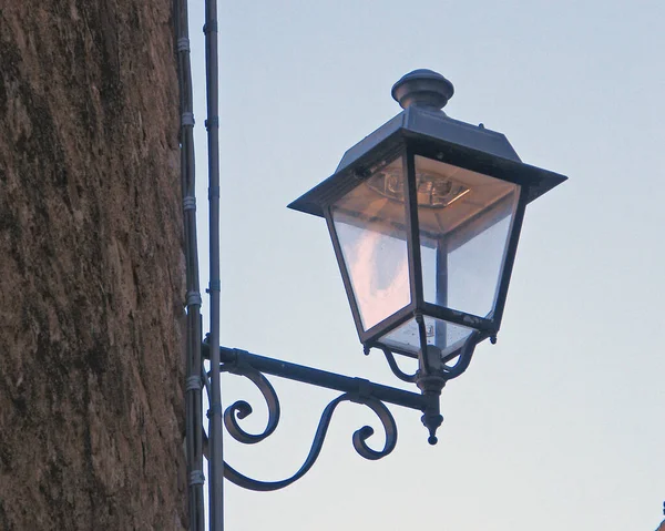 lampione storico in ferro battuto per illuminazione stradale di borghi italiani