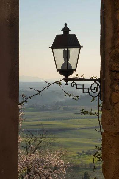 lampione storico in ferro battuto per illuminazione stradale di borghi italiani