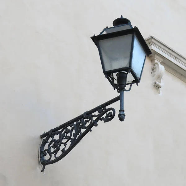 lampione storico in ferro battuto per illuminazione stradale di borghi italiani