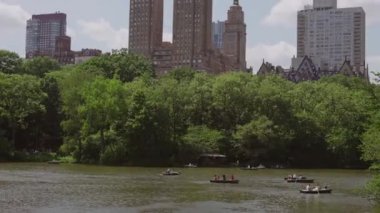 New York, ABD - insanlar yaz mevsiminde teknelerle göle açılırlar