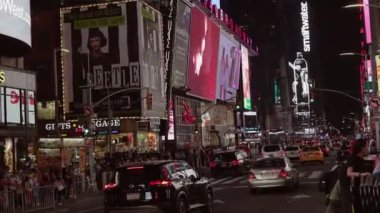 10 Mayıs 2021 - Times Meydanı, New York 'un akşam saatlerinde çekilmiş 4K görüntüleri. Kalabalık cadde neon ışıklarıyla dolu..