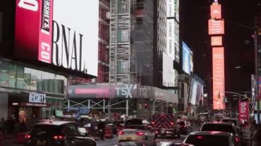 10 Mayıs 2021 - Times Meydanı, New York 'un akşam saatlerinde çekilmiş 4K görüntüleri. Kalabalık cadde neon ışıklarıyla dolu..