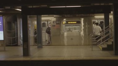 New York, ABD - insanlar Grand Central metro istasyonunda gümüş tren bekliyor