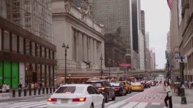 12 Mayıs 2021 - New York Manhattan 'daki Crossroads' un 4k görüntüleri. Yavaş giden arabalar çok yoğun olmayan yollarda. Gökdelenlerle perspektif.