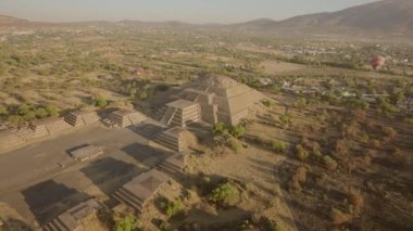 Güneş Piramidi 'nin güzel hava manzarası Teotihuacan, Meksika' da gündoğumu ve hava balonları..