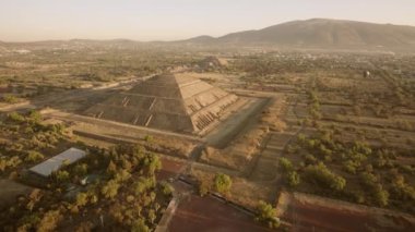 Güneş Piramidi 'nin güzel hava manzarası Teotihuacan, Meksika' da gündoğumu ve hava balonları..