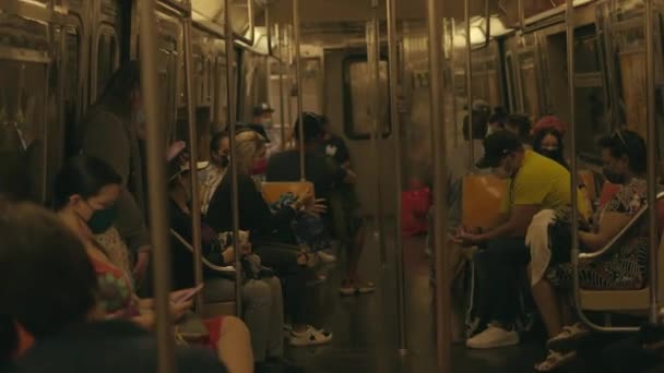 New York Usa Cestující Metru Jezdí Lékařských Maskách — Stock video
