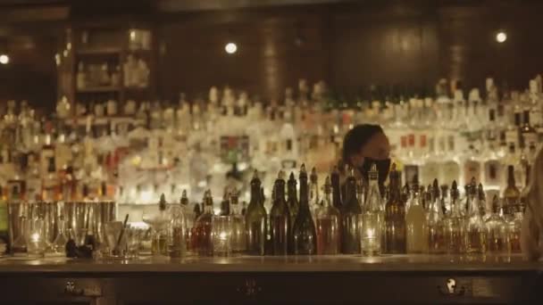 Nowy Jork Usa Barman Przygotowuje Drinki Szklance Ludzie Barze — Wideo stockowe