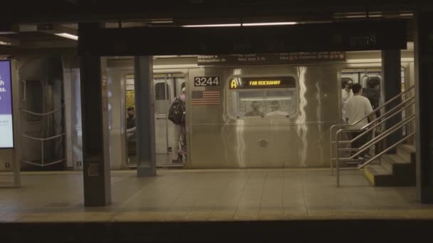 New York Sua Oameni Care Așteaptă Trenul Argint Stația Metrou — Videoclip de stoc