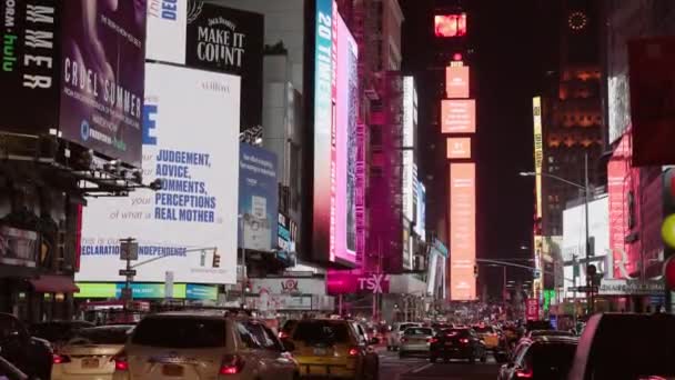 2021年5月10日 纽约时代广场 Times Square New York 的4K段视频 拥挤的街道上到处都是霓虹灯招牌 — 图库视频影像