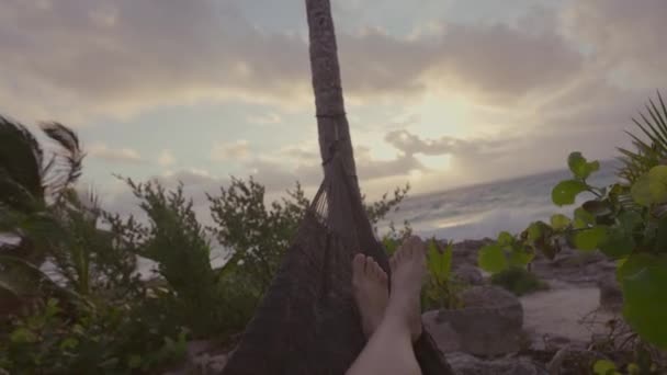 Mittlere Aufnahme Von Frauenbeinen Der Hängematte Vor Dem Wunderschönen Tropischen — Stockvideo