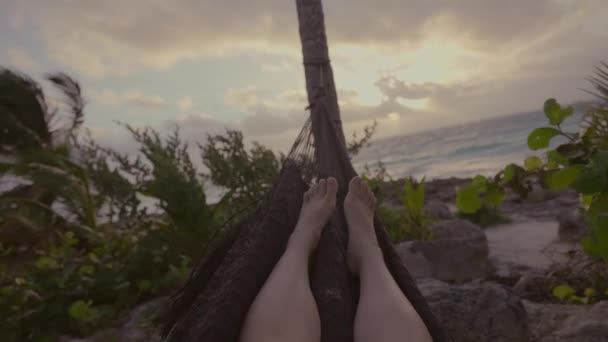 Mittlere Aufnahme Von Frauenbeinen Der Hängematte Vor Dem Wunderschönen Tropischen — Stockvideo
