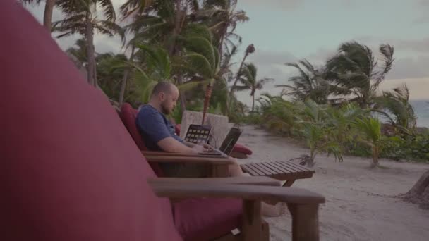 Ortalama Lık Serbest Gezgin Erkek Fotoğrafı Güzel Okyanus Kıyısında Gün — Stok video