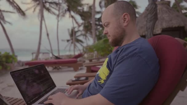 Medium Shot Van Freelance Reiziger Man Werken Buiten Prachtige Oceanside — Stockvideo