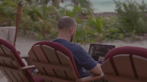 Średni Strzał Freelance Samotny Mężczyzna Pracujący Zewnątrz Pięknym Oceanie Zachodem — Wideo stockowe