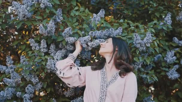 Retrato Una Joven Hermosa Hembra Pie Cerca Del Floreciente Árbol — Vídeos de Stock