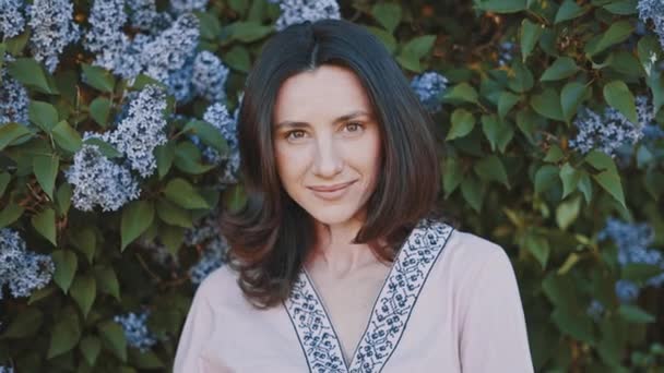 Portrait Young Beautiful Female Standing Blossoming Lilac Tree Wearing Vyshyvanka — Stock Video