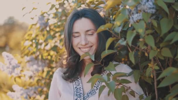 Retrato Una Joven Hermosa Hembra Pie Cerca Del Floreciente Árbol — Vídeos de Stock