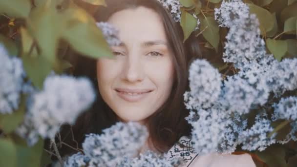 Retrato Una Joven Hermosa Hembra Pie Cerca Del Floreciente Árbol — Vídeos de Stock