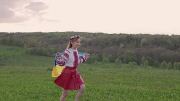 Mujer Ucraniana Vyshyvanka Corriendo Hacia Atardecer Sosteniendo Bandera Ucraniana Símbolo — Vídeos de Stock