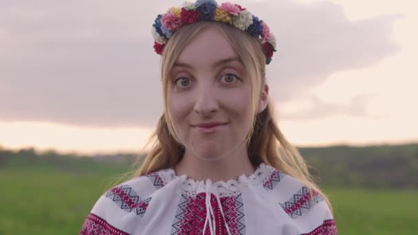 Tiro Mulher Ucraniana Bonita Jovem Vyshyvanka Roupa Nacional Ucraniana Livre — Vídeo de Stock