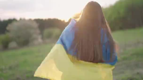Ukrajinská Žena Vyshyvance Utíkající Západu Slunce Držící Ukrajinskou Vlajku Symbol — Stock video