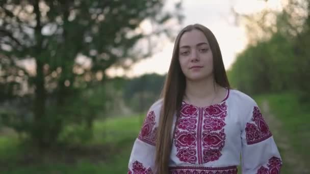 Широкі Постріли Молодої Вродливої Української Жінки Народному Одязі Вишьванка Українець — стокове відео