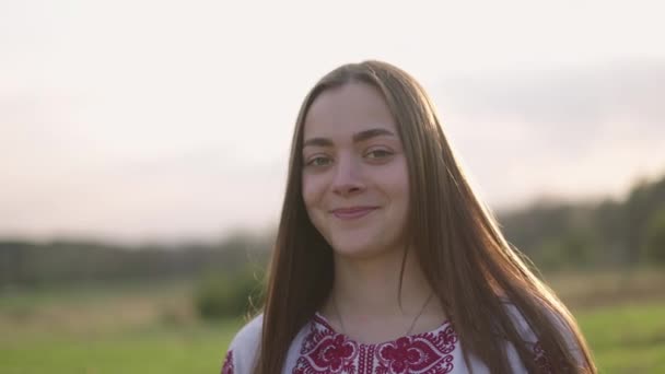 Szerokie Ujęcie Młodej Pięknej Ukraińskiej Kobiety Vyshyvanka Ukraińskie Ubrania Narodowe — Wideo stockowe