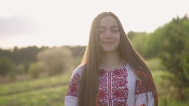 Vyshyvanka Genç Güzel Ukraynalı Bir Kadının Lık Geniş Bir Çekimi — Stok video