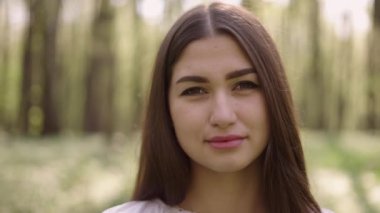 Vyshyvanka 'lı güzel Ukraynalı kadının 4K' lık fotoğrafını çek. Ukrayna ulusal kıyafetleri. Ukrayna 'nın yanında dur