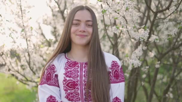 Ujęcie Młodej Pięknej Ukraińskiej Kobiety Vyshyvanka Ukraińskie Ubrania Narodowe Kobieta — Wideo stockowe